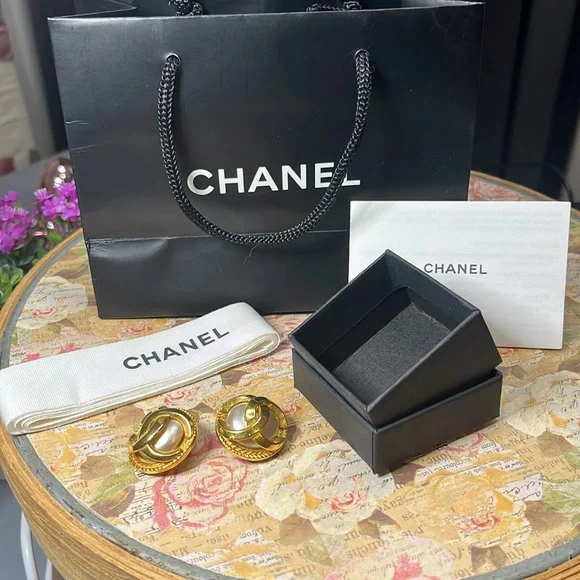 CHANEL Gold Iconic Interlocking CC Earrings 🔥 SALE TODAY ONLY - Picture 2 of 6